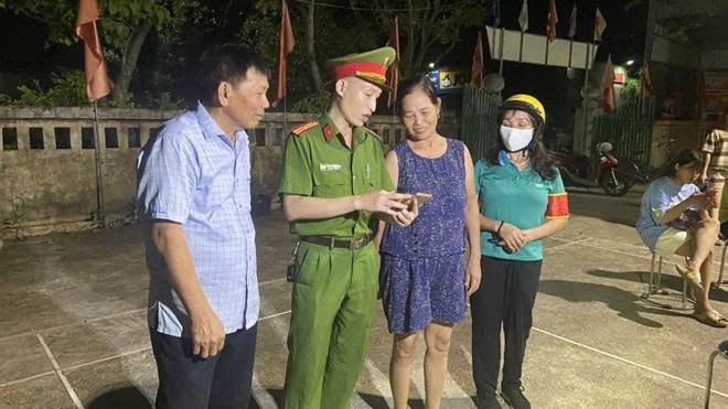 Công an phường An Hưng tuyên truyền, cảnh báo phương thức, thủ đoạn lừa đảo của tội phạm cho người dân. Ảnh: CATH Công an phường An Hưng tuyên truyền, cảnh báo phương thức, thủ đoạn lừa đảo của tội phạm cho người dân. Ảnh: CATH