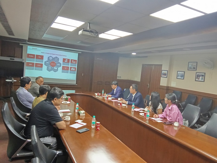 Đoàn công tác gồm Thương vụ, Phòng Khoa học công nghệ và cán bộ Đại sứ quán tại Ấn Độ làm việc với Trung tâm Điển hình Tiên tiến