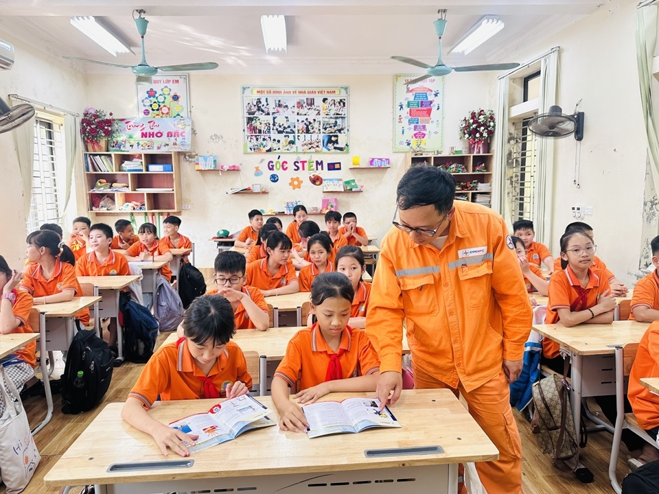 Hướng dẫn cách sử dụng điện an toàn, tiết kiệm trong nhà trường