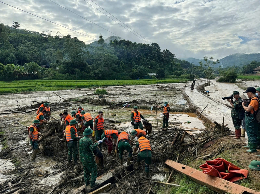 Phóng viên báo chí tác nghiệp tại thôn Làng Nủ, xã Phúc Khánh, huyện Bảo Yên, tỉnh Lào Cai. Ảnh: VIỆT TRUNG