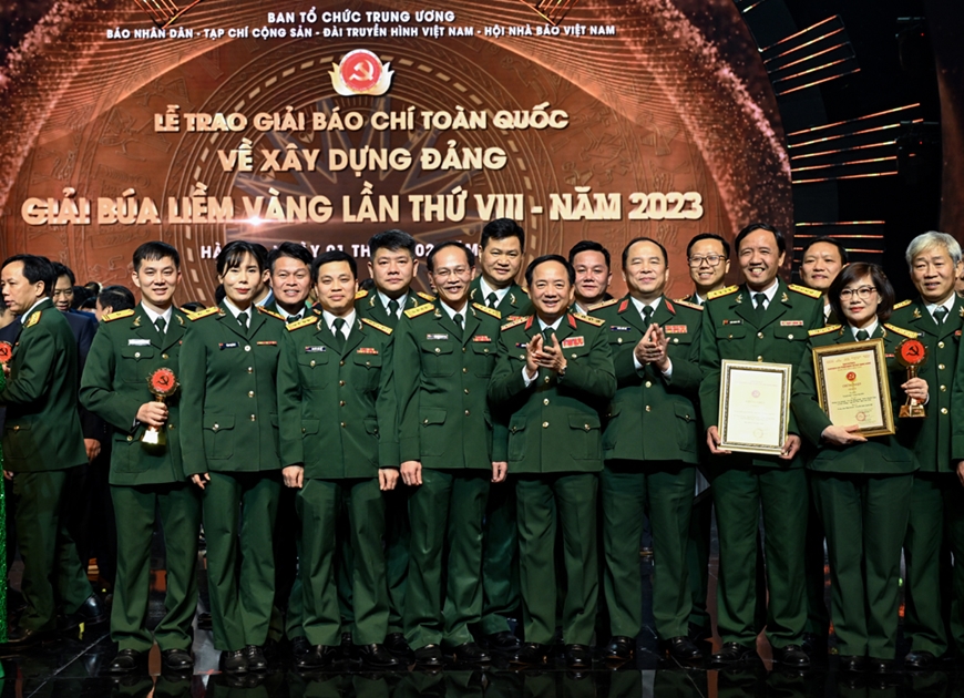 Thượng tướng Trịnh Văn Quyết, Ủy viên Trung ương Đảng, Phó chủ nhiệm Tổng cục Chính trị QĐND Việt Nam (nay là Bí thư Trung ương Đảng, Ủy viên Thường vụ Quân ủy Trung ương, Chủ nhiệm Tổng cục Chính trị QĐND Việt Nam) và các nhóm tác giả đoạt Giải Búa liềm vàng lần thứ VIII-năm 2023 của Báo Quân đội nhân dân. Ảnh: VIỆT TRUNG