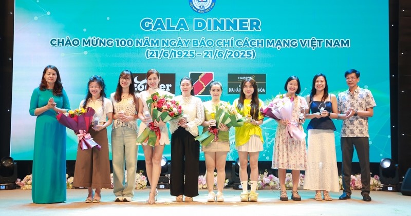 Các đồng chí: Phạm Văn Báu, Tỉnh ủy viên, Tổng biên tập Báo và Đài Phát thanh - Truyền hình Thanh Hóa, Chủ tịch Hội Nhà báo tỉnh; Nguyễn Thị Thương, Phó Chủ tịch Thường trực Hội Nhà báo tỉnh trao giải nội dung đôi nữ Giải Pickleball “Người làm báo Thanh Hóa” lần thứ I, năm 2025. Các đồng chí: Phạm Văn Báu, Tỉnh ủy viên, Tổng biên tập Báo và Đài Phát thanh - Truyền hình Thanh Hóa, Chủ tịch Hội Nhà báo tỉnh; Nguyễn Thị Thương, Phó Chủ tịch Thường trực Hội Nhà báo tỉnh trao giải nội dung đôi nữ Giải Pickleball “Người làm báo Thanh Hóa” lần thứ I, năm 2025.