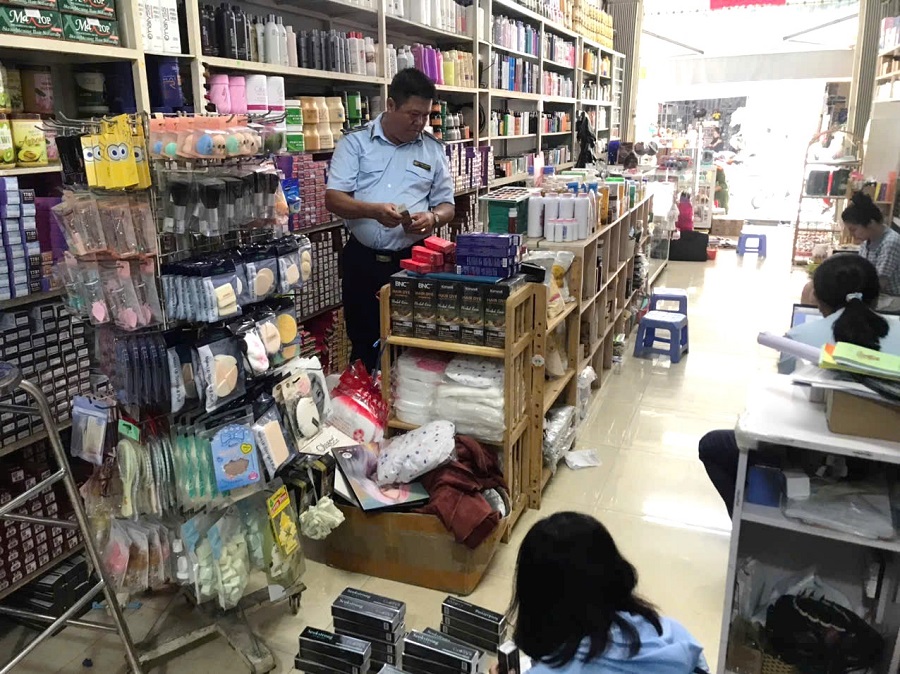 Phát hiện hơn 700 sản phẩm mỹ phẩm, quần áo, dày dép không rõ xuất xứ, giả mạo nhãn hiệu