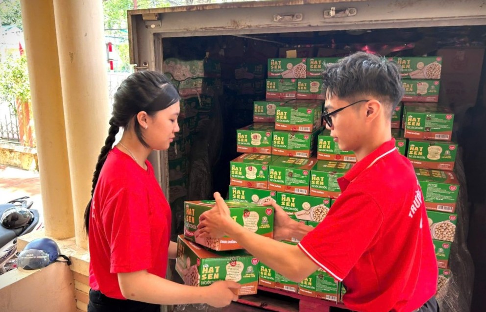 Các tình nguyện viên tham gia hỗ trợ vận chuyển nhu yếu phẩm