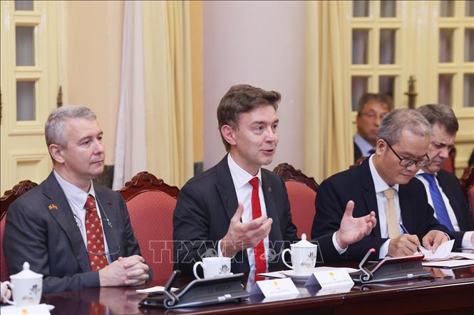 Đại sứ, Trưởng Phái đoàn Liên minh châu Âu tại Việt Nam Julien Guerrier (giữa) phát biểu. Ảnh: Lâm Khánh/TTXVN Đại sứ, Trưởng Phái đoàn Liên minh châu Âu tại Việt Nam Julien Guerrier (giữa) phát biểu. Ảnh: Lâm Khánh/TTXVN
