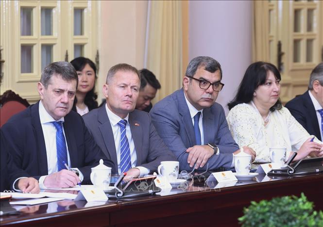 Đại sứ, đại biện các nước thành viên Liên minh châu Âu (EU) tại Việt Nam dự buổi tiếp. Ảnh: Lâm Khánh/TTXVN Đại sứ, đại biện các nước thành viên Liên minh châu Âu (EU) tại Việt Nam dự buổi tiếp. Ảnh: Lâm Khánh/TTXVN