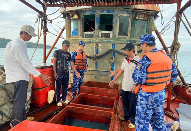 Cảnh sát biển 4 bắt giữ tàu cá vận chuyển 50.000 lít dầu DO trái phép trên biển Tây Nam Cảnh sát biển 4 bắt giữ tàu cá vận chuyển 50.000 lít dầu DO trái phép trên biển Tây Nam