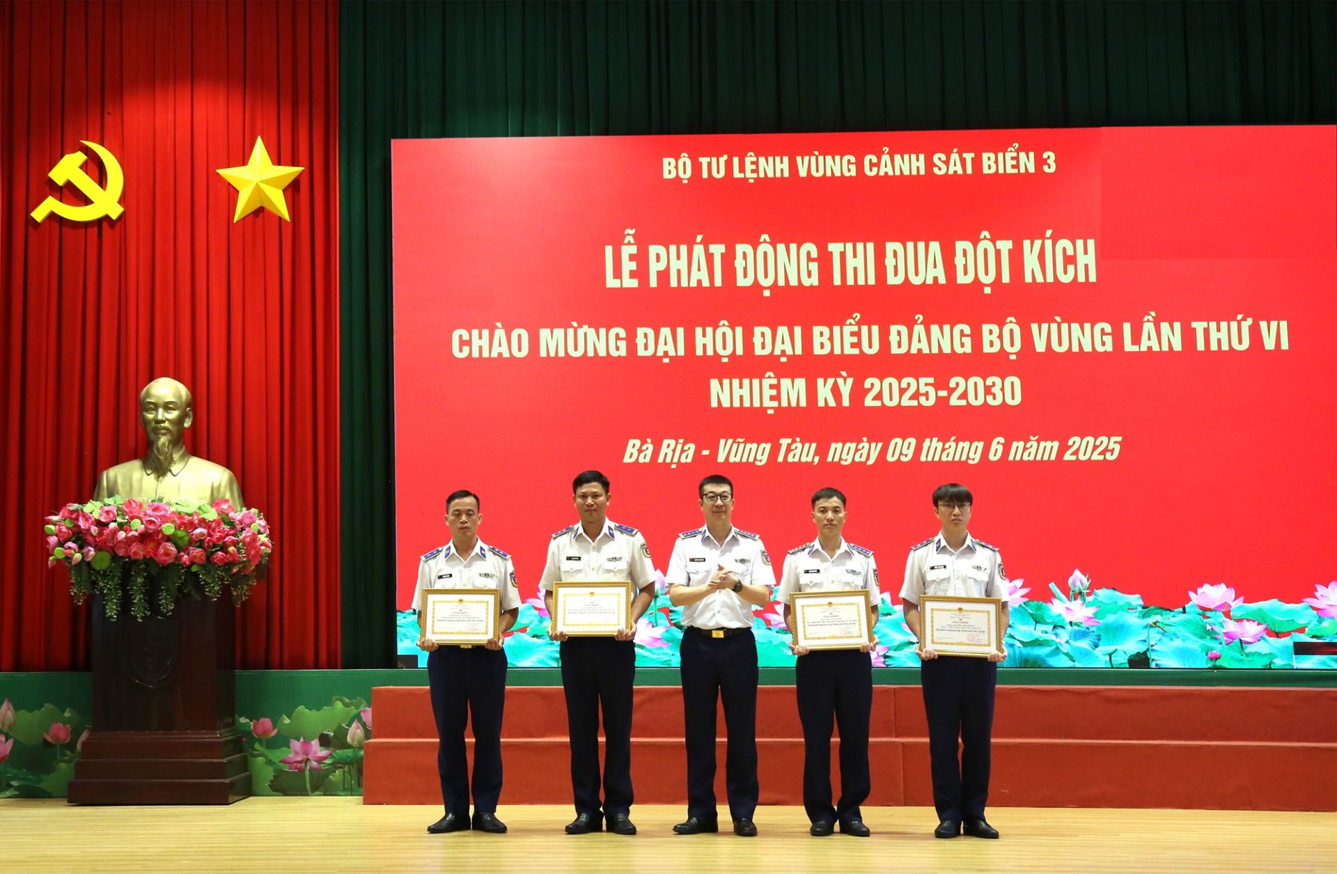 Đại tá Nguyễn Minh Khánh, Phó tư lệnh - TMT BTL Vùng CSB 3 trao thưởng cho các các nhân có thành tích trong đợt thi đua cao điểm Thần tốc Quyết thắngí