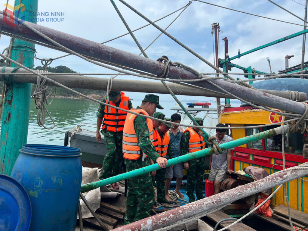 Đồn Biên phòng Thanh Lân kịp thời cứu tàu cá gặp nạn trên biển