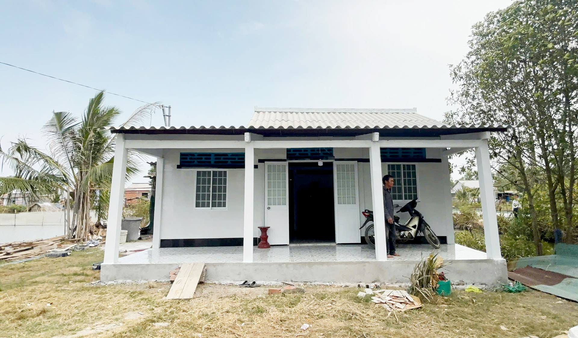 Thủ tướng yêu cầu quyết liệt, thần tốc hơn nữa, quyết tâm xoá nhà tạm, nhà dột nát trên phạm vi cả nước trước ngày 31/8/2025. Ảnh báo Đại đoàn kết.