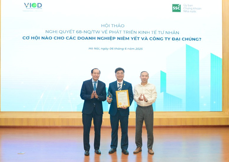 Ông Trần Ngọc Nguyên - Chủ tịch HĐQT, đại diện PVCFC nhận vinh danh Top 5 doanh nghiệp Doanh nghiệp xếp hạng cao nhất về Thẻ điểm Quản trị công ty ASEAN (ACGS) 2024