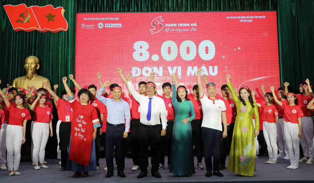 Các đại biểu cùng tình nguyện viên hưởng ứng chương trình Hành trình đỏ. Các đại biểu cùng tình nguyện viên hưởng ứng chương trình Hành trình đỏ.