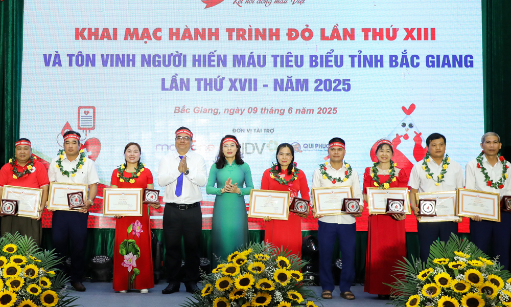 Các đồng chí: Nguyễn Thị Hương, Vũ Thanh Lưu trao Bằng khen của Trung ương Hội Chữ thập đỏ Việt Nam và biểu trưng cho các điển hình. Các đồng chí: Nguyễn Thị Hương, Vũ Thanh Lưu trao Bằng khen của Trung ương Hội Chữ thập đỏ Việt Nam và biểu trưng cho các điển hình.