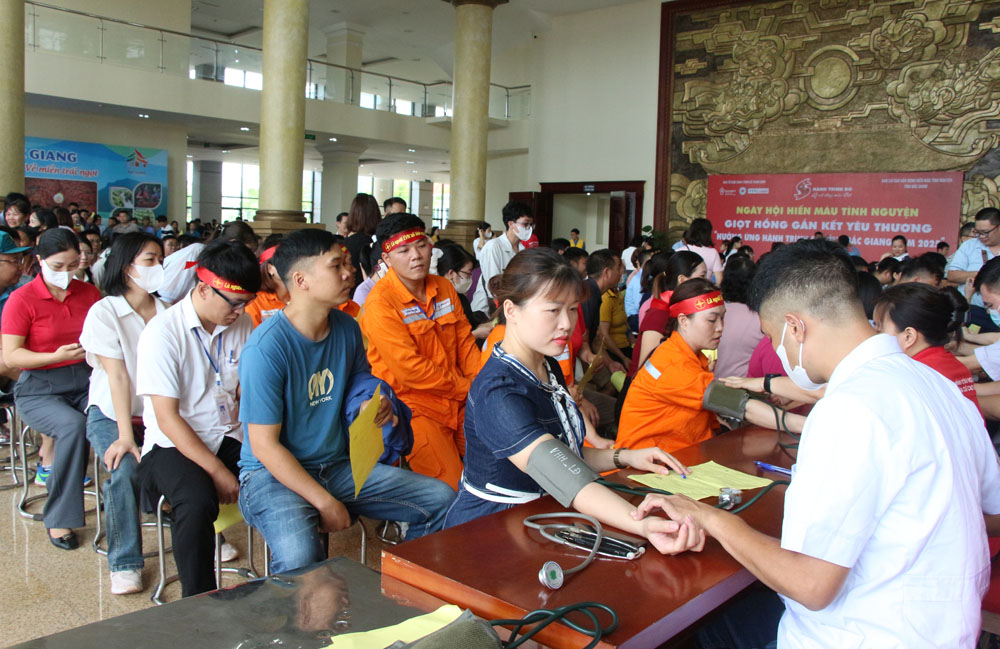 Đông đảo người dân tới đăng ký hiến máu tình nguyện hưởng ứng chương trình Hành trình đỏ. Đông đảo người dân tới đăng ký hiến máu tình nguyện hưởng ứng chương trình Hành trình đỏ.