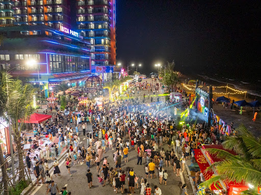 Lễ hội đường phố Lala Town đông vui, sôi động giữa vẻ đẹp thơ mộng miền biển Hải Tiến. Lễ hội đường phố Lala Town đông vui, sôi động giữa vẻ đẹp thơ mộng miền biển Hải Tiến.