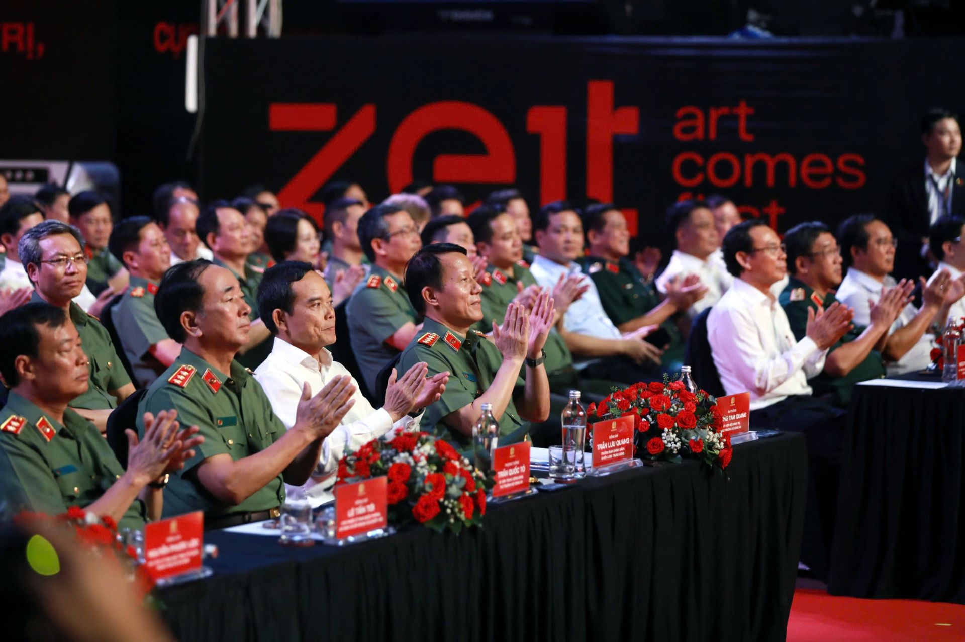 Đại tướng Lương Tam Quang cùng các đại biểu dự đêm gala âm nhạc Đại tướng Lương Tam Quang cùng các đại biểu dự đêm gala âm nhạc