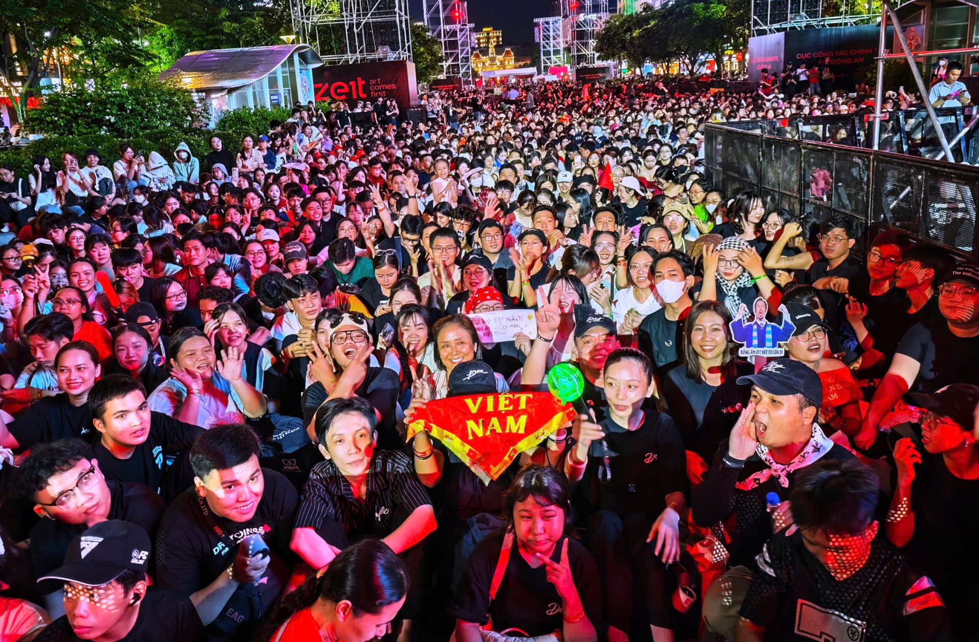 Hàng nghìn người dân, du khách, các bạn trẻ có mặt từ sớm để thưởng thức Gala Vinh quang Công an nhân dân Việt Nam Hàng nghìn người dân, du khách, các bạn trẻ có mặt từ sớm để thưởng thức Gala Vinh quang Công an nhân dân Việt Nam