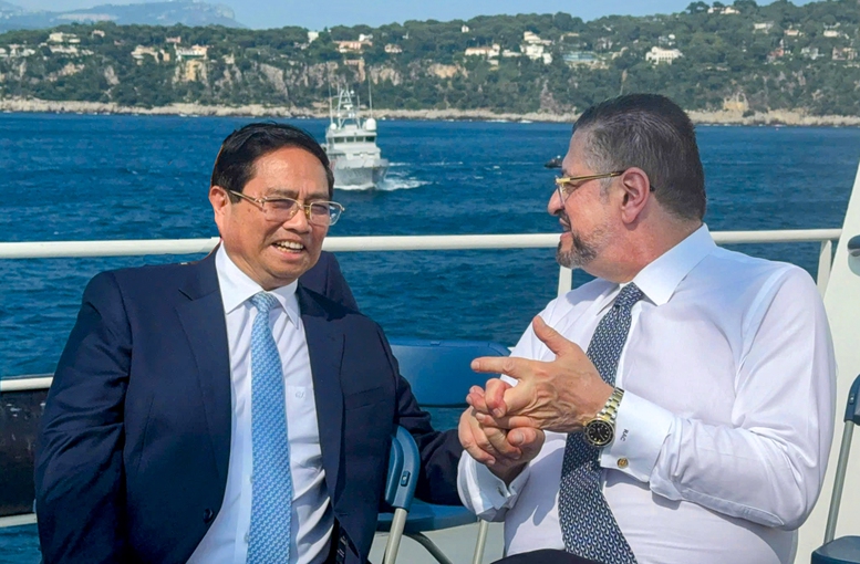 Tổng thống Costa Rica Rodrigo Chaves vui mừng gặp Thủ tướng Phạm Minh Chính và đánh giá rất cao những thành tựu phát triển kinh tế - xã hội của Việt Nam; bày tỏ lòng yêu mến và ngưỡng mộ sâu sắc đất nước, con người Việt Nam và muốn tăng cường hợp tác với Việt Nam - Ảnh: VGP/Nhật Bắc