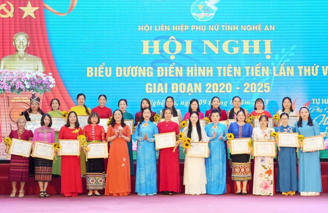 65 cá nhân có thành tích xuất sắc được Hội Liên hiệp Phụ nữ tỉnh tôn vinh, biểu dương tại hội nghị.