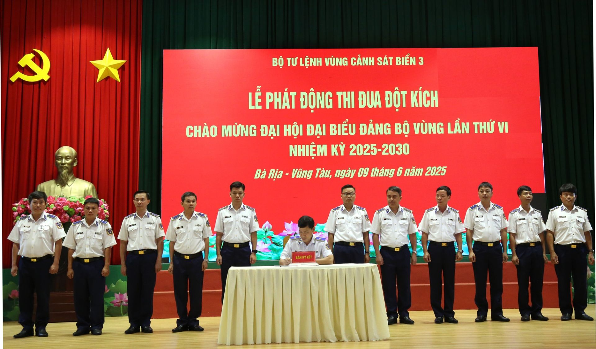 Thiếu tướng Ngô Bình Minh, Tư lệnh Vùng CSB 3 ký công nhận giao ước tho đua giữa các cơ quan, đơn vị