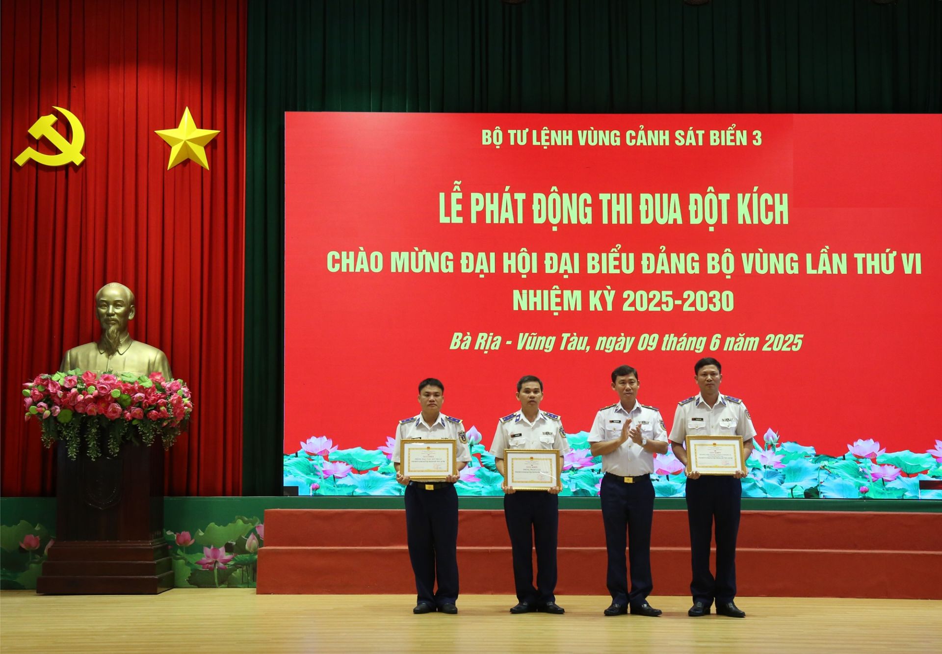 Thiếu tướng Ngô Bình Minh, Tư lệnh Vùng CSB 3 trao thưởng cho các tập thể có thành tích tốt