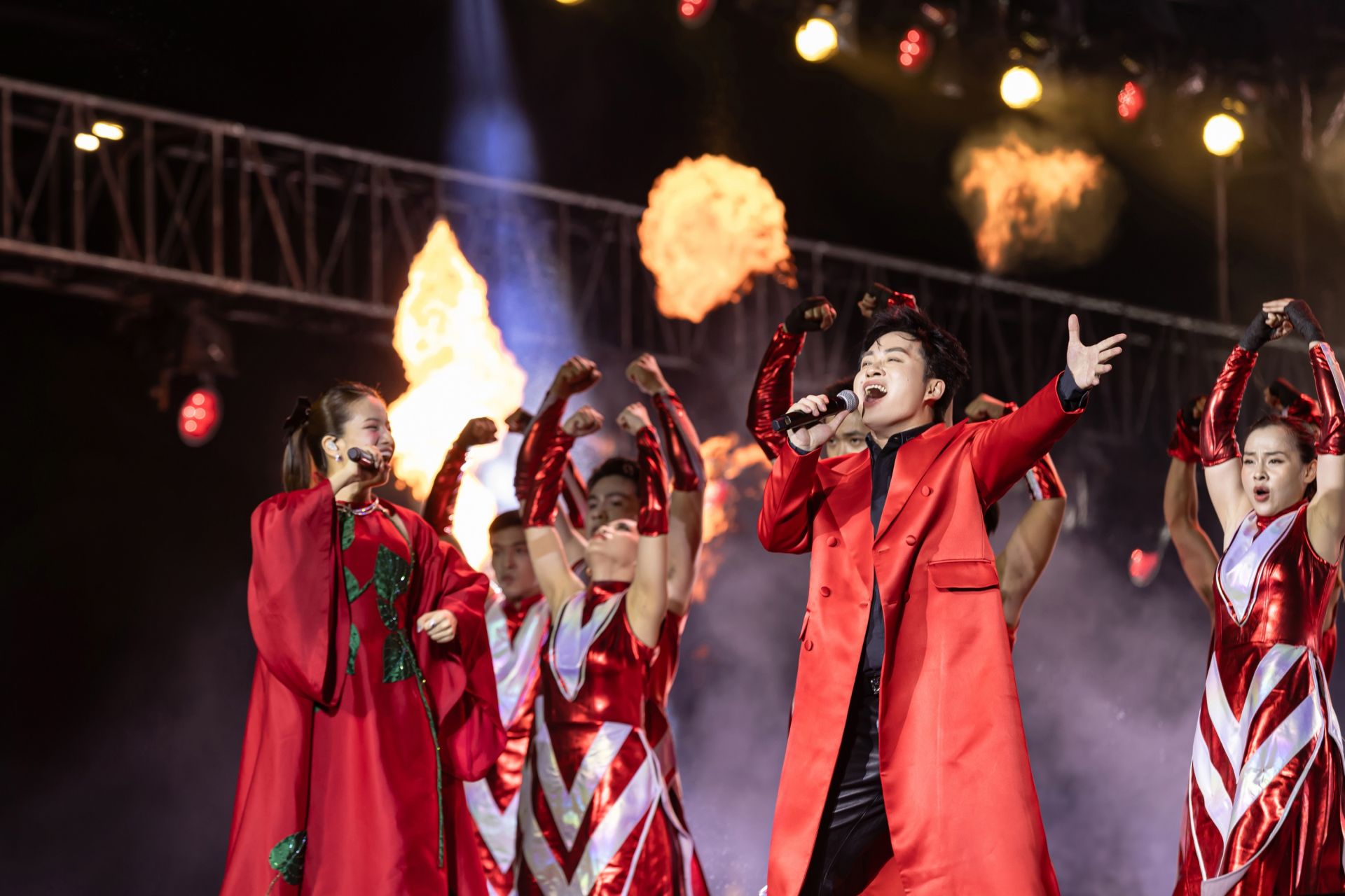 Ca sĩ Tùng Dương thể hiện rất nhiều bài hát trong đêm gala Ca sĩ Tùng Dương thể hiện rất nhiều bài hát trong đêm gala