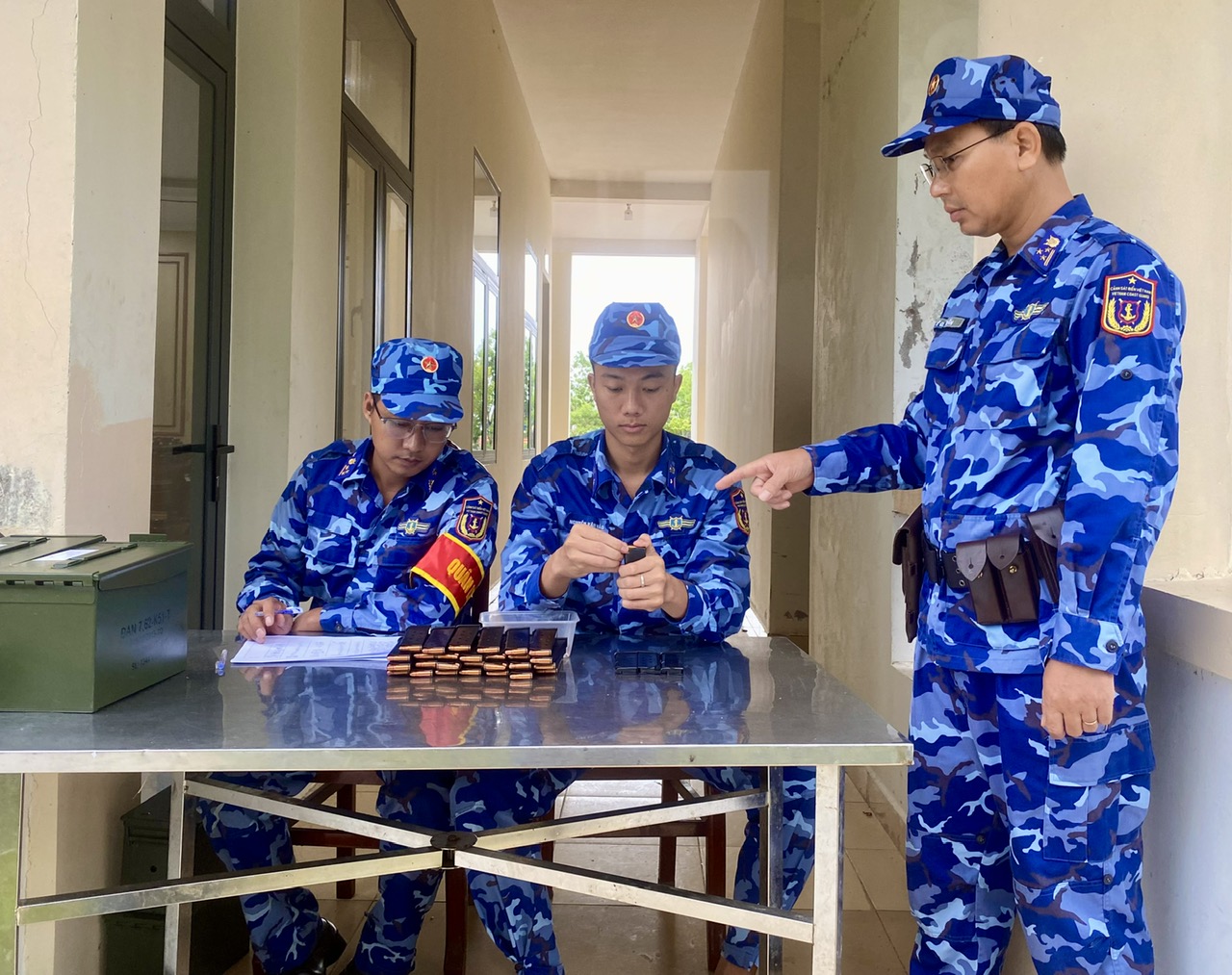 Thượng tá Lê Đức Tuấn - Hải đoàn trưởng kiểm tra công tác chuẩn bị