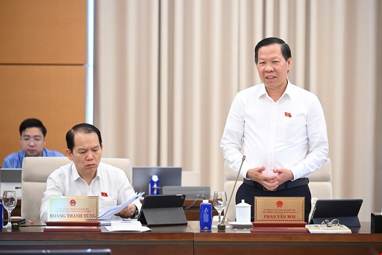 Chủ nhiệm Ủy ban Kinh tế và Tài chính Phan Văn Mãi phát biểu tại phiên thảo luận. Ảnh quochoi.vn. Chủ nhiệm Ủy ban Kinh tế và Tài chính Phan Văn Mãi phát biểu tại phiên thảo luận. Ảnh quochoi.vn.