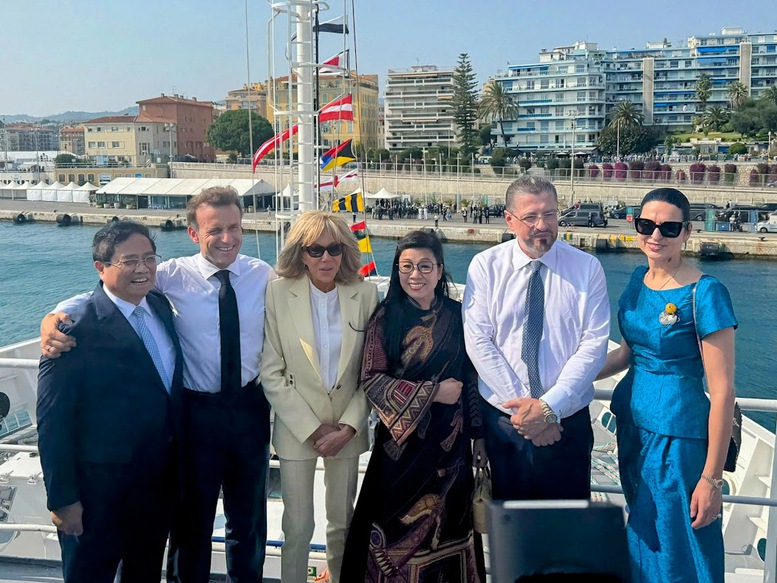 Thủ tướng Phạm Minh Chính và Phu nhân cùng Tổng thống Pháp Emmanuel Macron và Phu nhân, Tổng thống Costa Rica Chaves Robles và Phu nhân. Pháp và Costa Rica là hai nước đồng Chủ tịch Hội nghị Cấp cao lần thứ 3 của Liên Hợp Quốc về Đại dương (UNOC 3) tại Pháp - Ảnh: VGP/Nhật Bắc