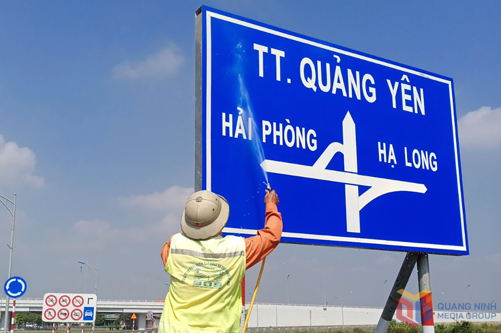 Vệ sinh biển báo trên cao tốc Hạ Long - Hải Phòng.