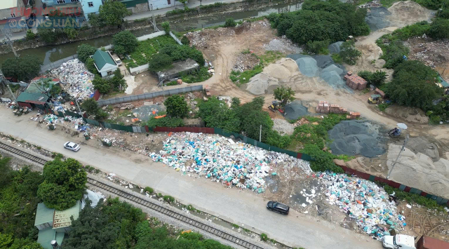 Theo ghi nhận của PV, tại bãi rác thuộc khu công nghiệp La Phù (xã La Phù, huyện Hoài Đức, Hà Nội), hàng tấn bánh kẹo, thực phẩm bị đổ bỏ chất thành đống ngay ven đường vào xã La Phù.