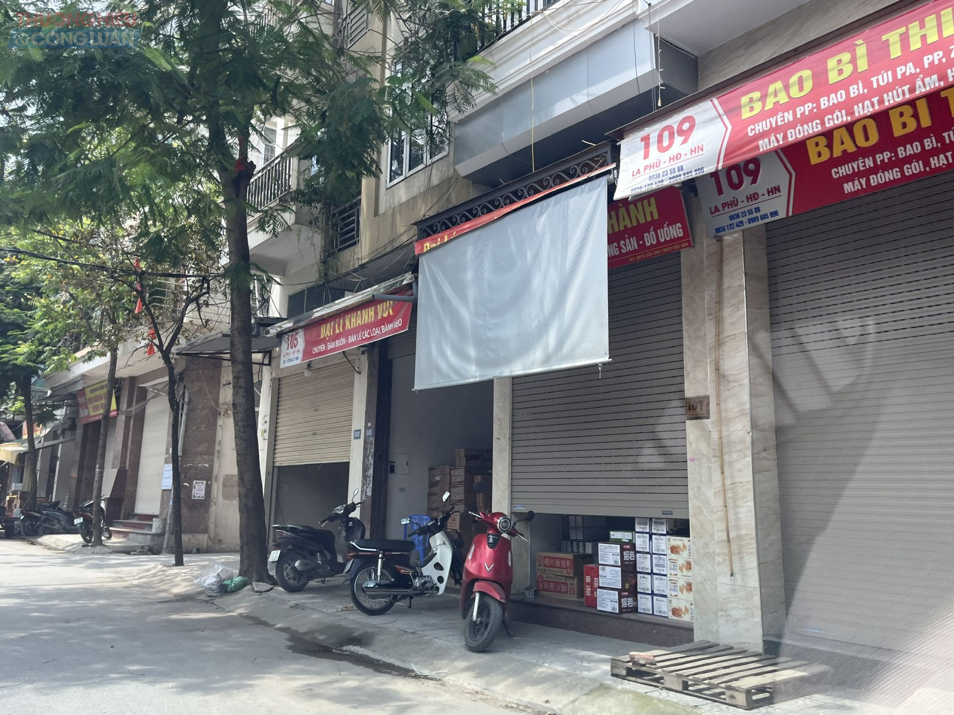 Thông tin về việc việc quản lý các hộ kinh doanh tại địa phương, trao đổi với báo chí, chính quyền xã La Phù cho biết, thời gian gần đây, UBND xã thường xuyên phối hợp với Đoàn kiểm tra liên ngành 389 huyện Hoài Đức gồm Đội Quản lý thị trường cùng các cơ quan ban ngành của thành phố Hà Nội tiến hành các đợt kiểm tra cơ sở kinh doanh trên địa bàn liên quan đến vấn đề thuế và nguồn gốc xuất xứ của sản phẩm. Đồng thời, địa phương cũng đang tích cực tuyên truyền, hỗ trợ người dân kê khai thuế, hướng dẫn lập hóa đơn điện tử, phối hợp xử lý các trường hợp vi phạm về nguồn gốc, chất lượng sản phẩm nhằm đảm bảo môi trường kinh doanh lành mạnh.