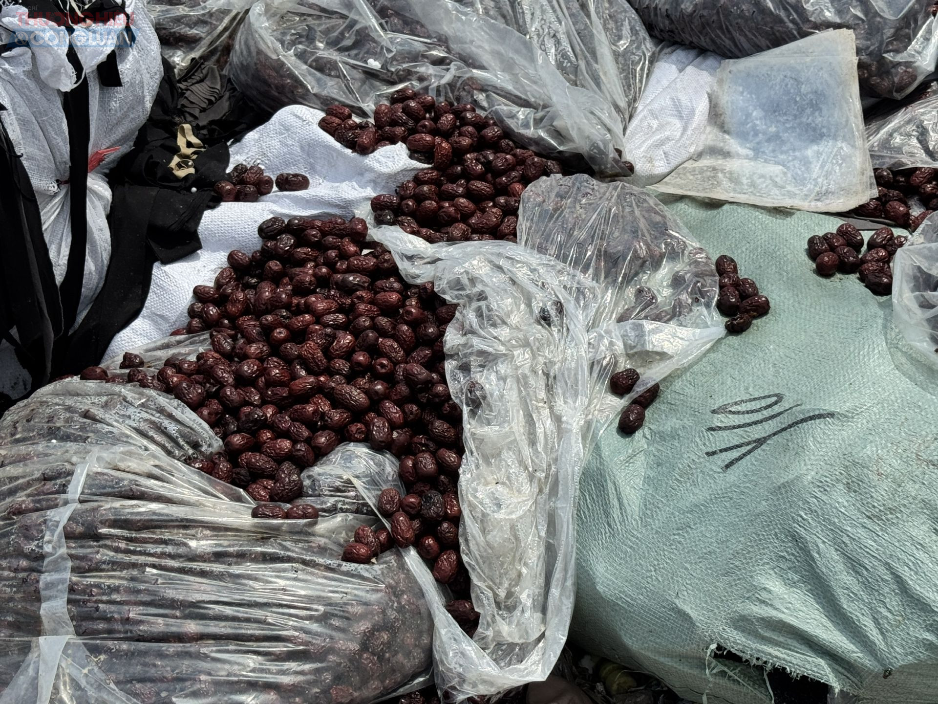 Bên cạnh các loại bánh kẹo đã hết hạn sử dụng, hàng loạt hoa quả sấy khô, hạt sấy cũng chất thành đống. Đáng chú ý, một lượng lớn táo đỏ khô bị đổ tràn ra đất, không che đậy.