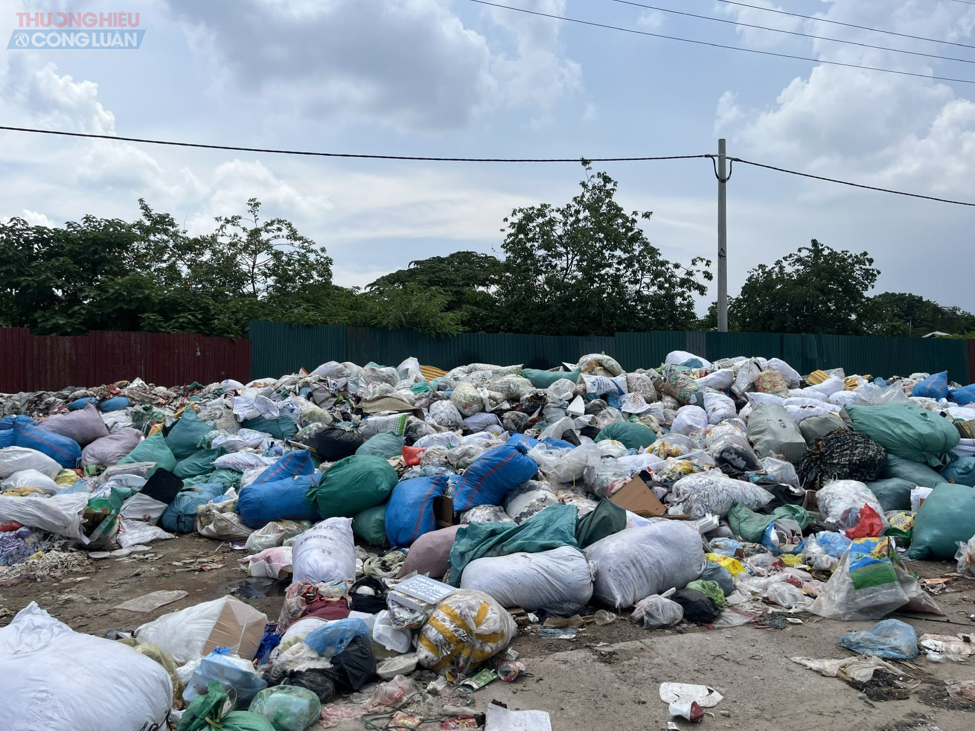 Tại bãi rác thuộc khu công nghiệp La Phù (xã La Phù, huyện Hoài Đức, Hà Nội), hàng tấn bánh kẹo, thực phẩm bị đổ bỏ chất thành đống ngay ven đường vào xã La Phù. Tại bãi rác thuộc khu công nghiệp La Phù (xã La Phù, huyện Hoài Đức, Hà Nội), hàng tấn bánh kẹo, thực phẩm bị đổ bỏ chất thành đống ngay ven đường vào xã La Phù.