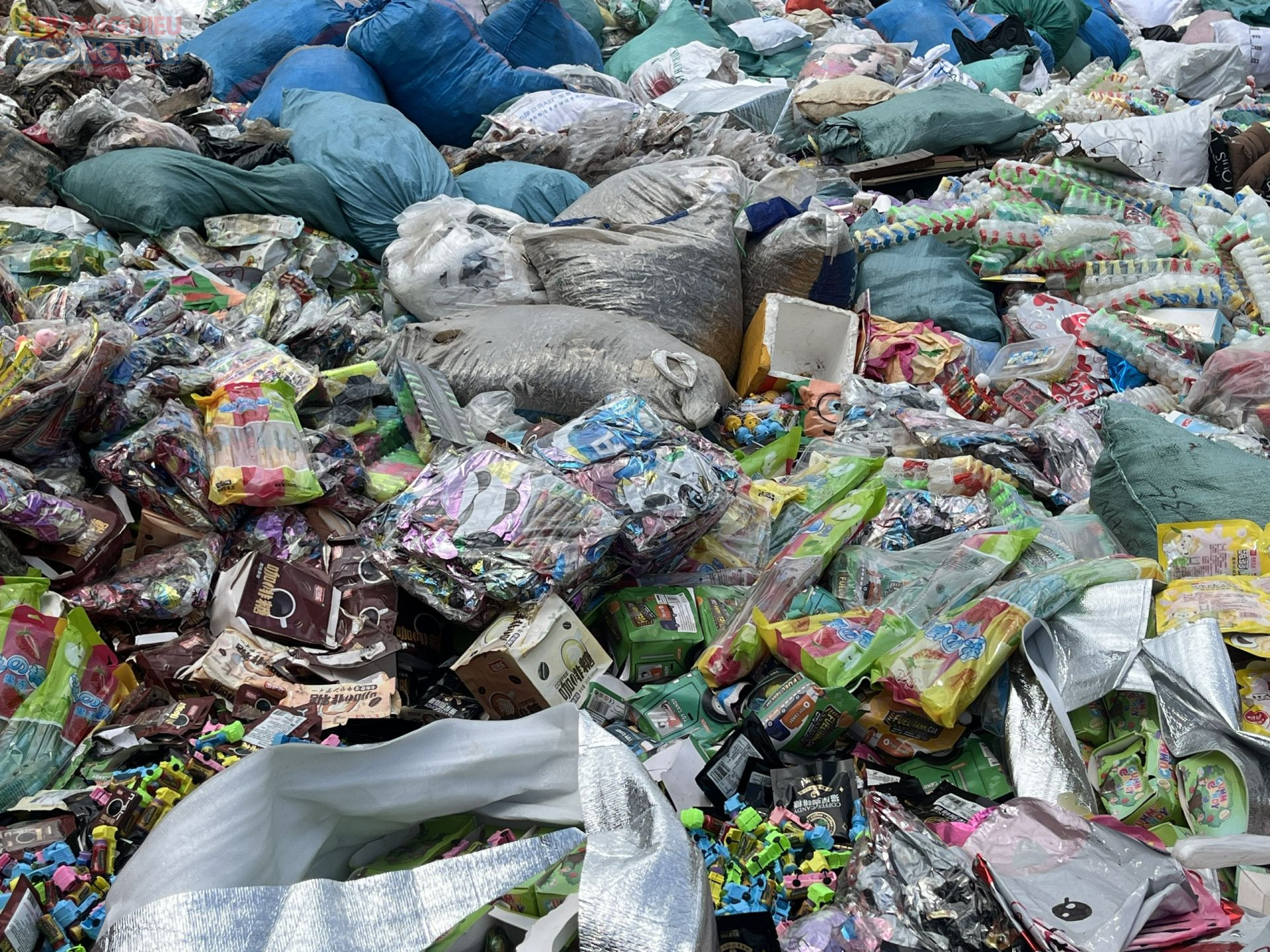 Chị N.T.L., người dân xã La Phù, chia sẻ về bức xúc khi sống gần bãi rác bánh kẹo.