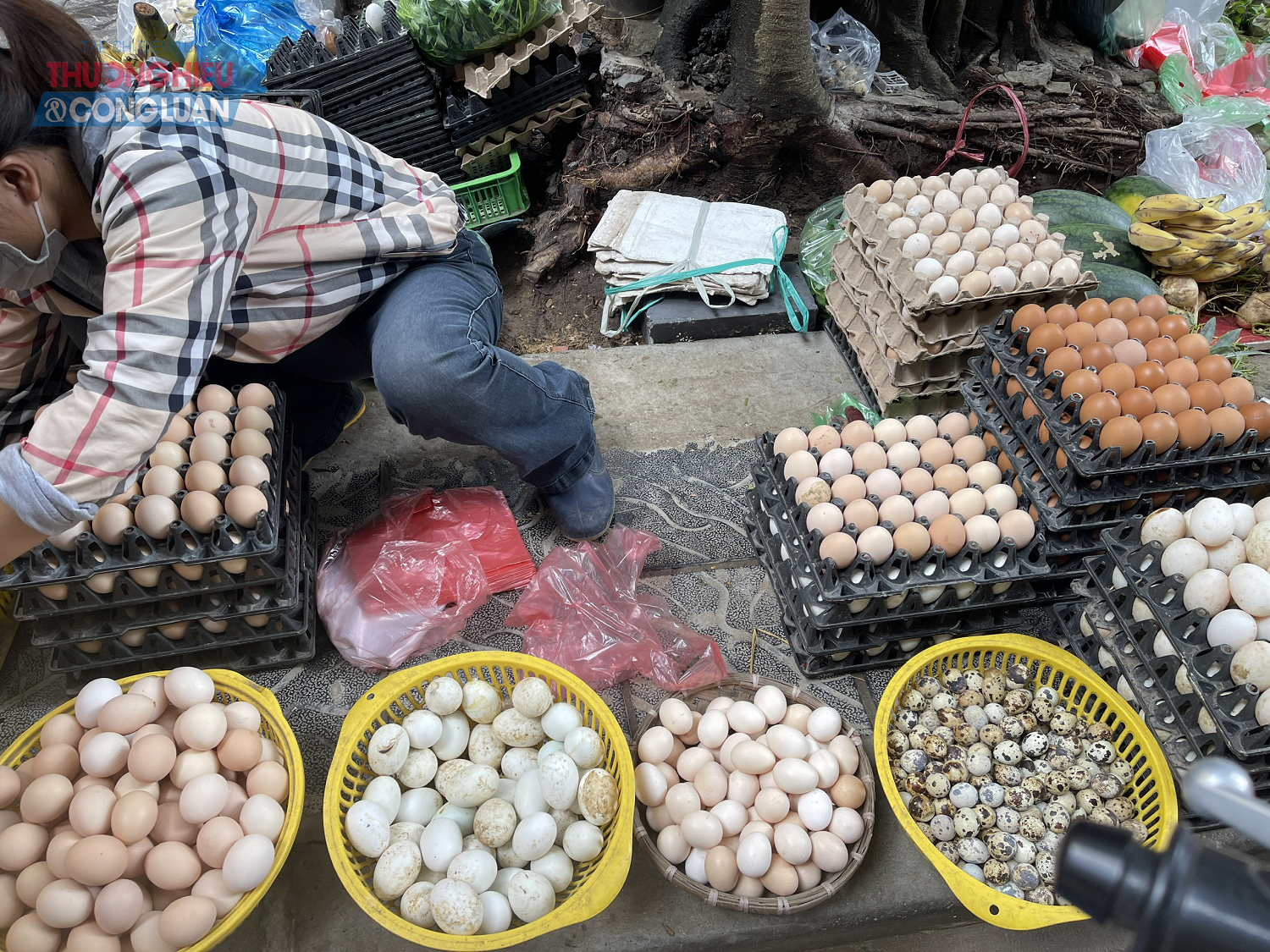 Hình ảnh ghi nhận trứng gà tại một chợ khu vực Cầu Giấy