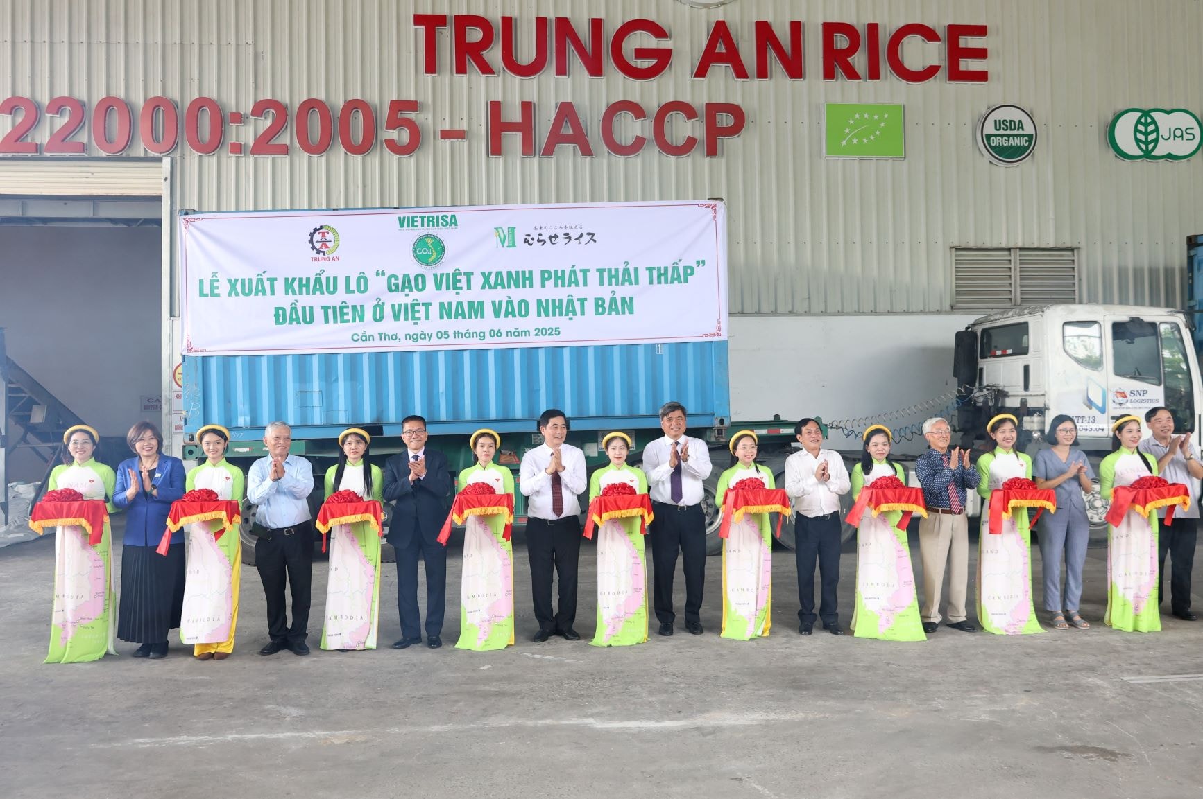 Thứ trưởng Bộ Nông nghiệp và Môi trường Trần Thanh Nam cùng các đại biểu thực hiện nghi thức cắt băng xuất lô hàng "Gạo Việt xanh phát thải thấp" đầu tiên sang Nhật Bản
