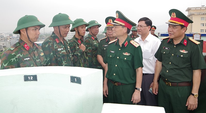 Kiểm tra cán bộ, nhân viên khẩu đội súng máy phòng không, Bộ CHQS tỉnh.