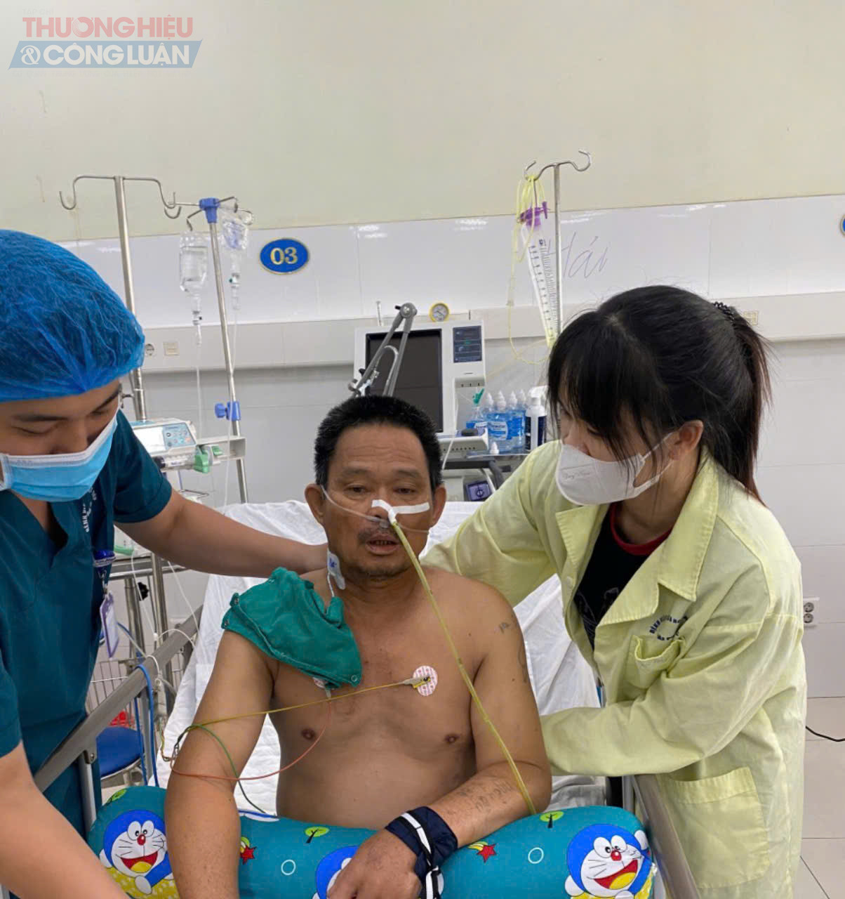 Đội ngũ bác sĩ đã hội chẩn nhanh và quyết định triển khai liệu pháp hạ thân nhiệt chỉ huy kết hợp lọc máu liên tục Đội ngũ bác sĩ đã hội chẩn nhanh và quyết định triển khai liệu pháp hạ thân nhiệt chỉ huy kết hợp lọc máu liên tục