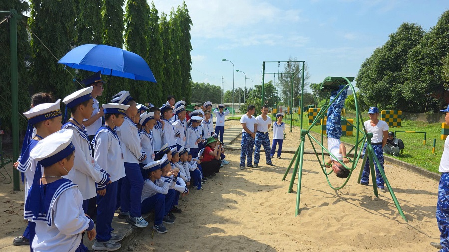 Tham quan huấn luyện thể thao đặc chủng đu quay và vòng xoay cột trụ
