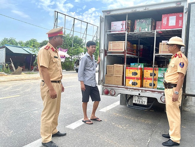 Hà Tĩnh: Xe tải chở hàng loạt máy móc, thiết bị ngoại nhập không rõ nguồn gốc bị bắt giữ