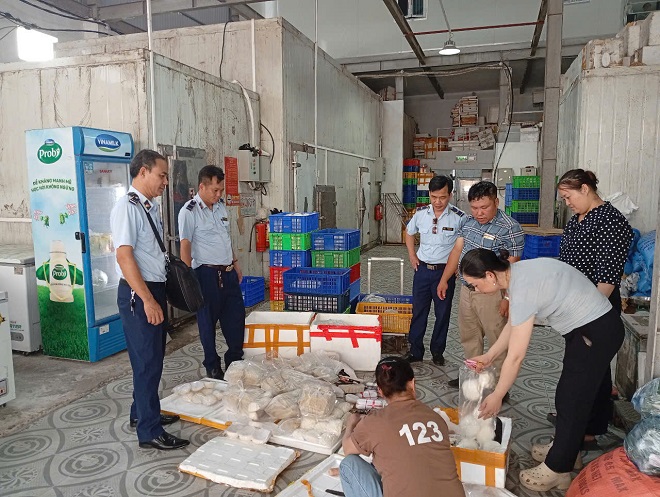 Nam Định thu giữ hơn 1.400 sản phẩm thực phẩm không rõ nguồn gốc Nam Định thu giữ hơn 1.400 sản phẩm thực phẩm không rõ nguồn gốc