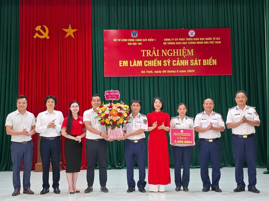 5 Hệ thống Giáo dục thông minh IMA tặng quà cho Hải đội 102