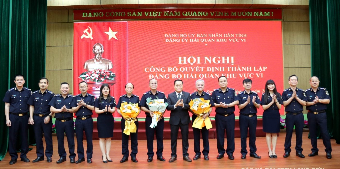 Phó Bí thư Tỉnh uỷ Lạng Sơn Hồ Tiến Thiệu, Bí thư Đảng uỷ UBND tỉnh Lạng Sơn, Chủ tịch UBND tỉnh Lạng Sơn tặng hoa Ban Chấp hành Đảng bộ Hải quan khu vực VI, nhiệm kỳ 2020 – 2025 Phó Bí thư Tỉnh uỷ Lạng Sơn Hồ Tiến Thiệu, Bí thư Đảng uỷ UBND tỉnh Lạng Sơn, Chủ tịch UBND tỉnh Lạng Sơn tặng hoa Ban Chấp hành Đảng bộ Hải quan khu vực VI, nhiệm kỳ 2020 – 2025