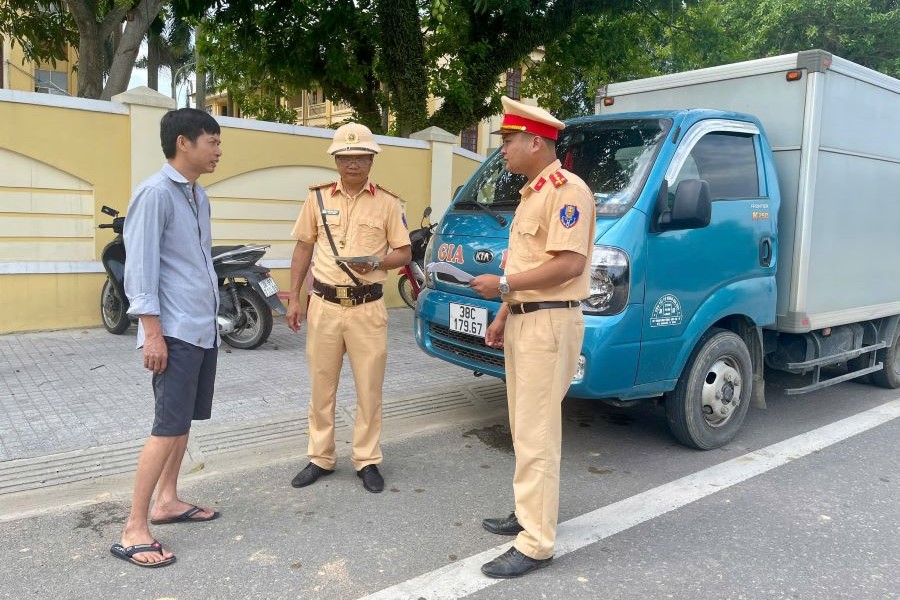 Tổ công tác lập biên bản thu giữ phương tiện và số hàng hóa nói trên để tiếp tục làm rõ và xử lý. Tổ công tác lập biên bản thu giữ phương tiện và số hàng hóa nói trên để tiếp tục làm rõ và xử lý.