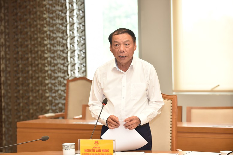 Bộ trưởng Bộ Văn hóa, Thể thao và Du lịch Nguyễn Văn Hùng báo cáo - Ảnh: VGP/Giang Thanh