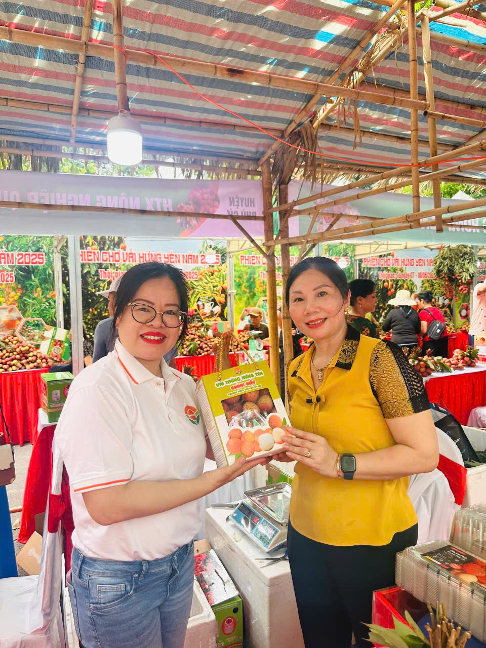 Chị Trần Thị Thu Hiền, Phó Tổng Giám đốc Công ty Cổ phần Đầu tư Tân Việt Hưng Thủ Đô (Khim Food) và bà Phó Chủ tịch HĐND tỉnh Hưng Yên Trần Thị Tuyết Hương tại Phiên chợ vải Hưng Yên 2025 Chị Trần Thị Thu Hiền, Phó Tổng Giám đốc Công ty Cổ phần Đầu tư Tân Việt Hưng Thủ Đô (Khim Food) và bà Phó Chủ tịch HĐND tỉnh Hưng Yên Trần Thị Tuyết Hương tại Phiên chợ vải Hưng Yên 2025