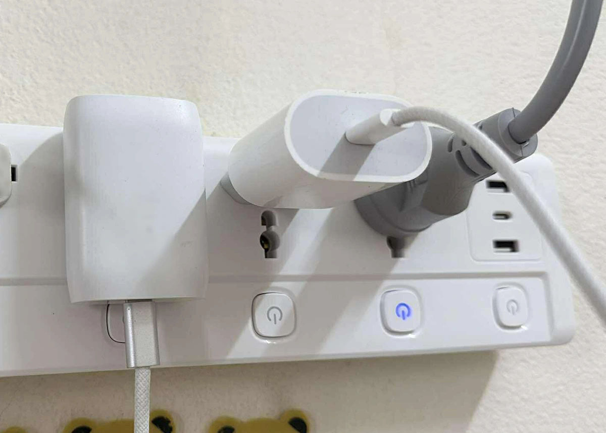 Có nên rút phích cắm bộ sạc khi không sử dụng