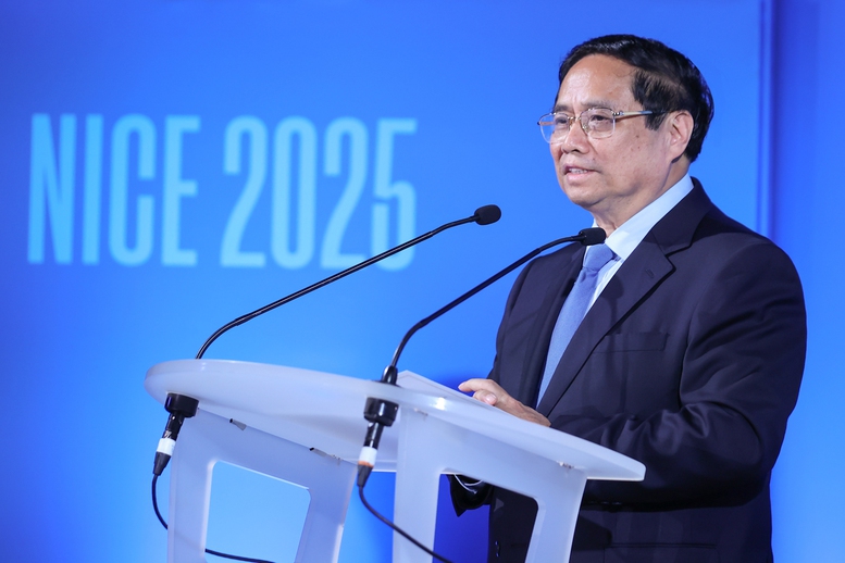 Thủ tướng chia sẻ kinh nghiệm của Việt Nam dựa trên phương châm "thuận thiên" và tiêu chí "đồng lợi ích, đa mục tiêu" - Ảnh: VGP/Nhật Bắc