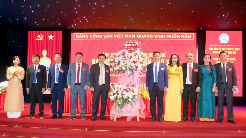 Nhận lẳng hoa chúc mừng của Đảng bộ cấp trên Nhận lẳng hoa chúc mừng của Đảng bộ cấp trên